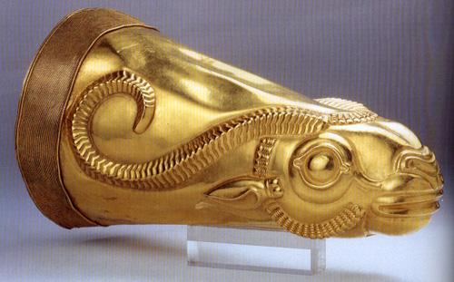 goldenes-rhyton-aus-achc3a4menidischer-zeit-heute-im-iranischen-nationalmuseum-teheran