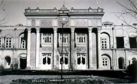 altes-parlamentsgebäude-in-teheran