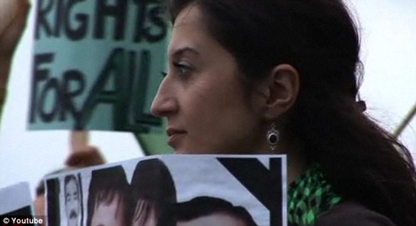 Iranische Aktivistin Gelareh Bagherzadeh bei einem Protest