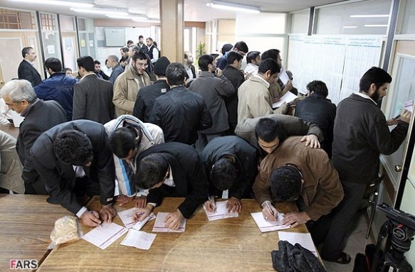 Mogeln bei der Wahlen - Keine Wahlkabine - Basijis schreiben tüchtig vor der Kamera