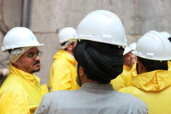 Sicherheitshelm über dem Turban