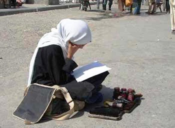 Studentin puzt Schuhe