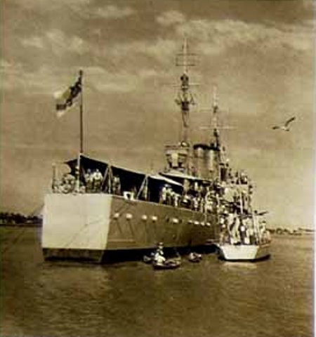 Der englische Kreuzer Mauritius evakuiert britischen Staatsbürger 1