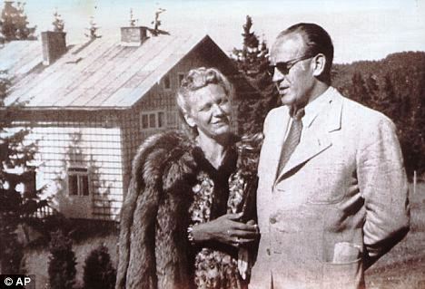 Oskar Schindler neben seiner Frau_Er rettete über 1000 Juden das Leben