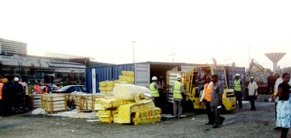 13 Container von den Behörden in Lagos, Nigeria werden untersucht, aus dem Jahr 2010_2