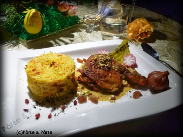 Curry Huhn mit Pistazienhäubchen an Madras Curry Spiegelmit Rosinen und Berberitzen Reis