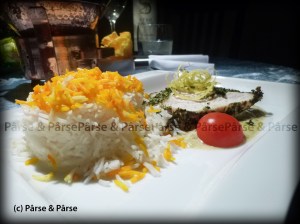 Putenbrust im Bochshornkleemantel auf gruenem Curry Spiegel an Basmatireis mit Safranhäubchen