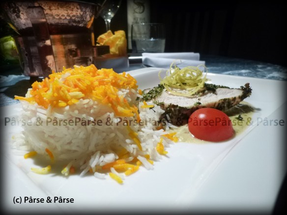 Putenbrust im Bochshornkleemantel auf gruenem Curry Spiegel an Basmatireis mit Safranhäubchen