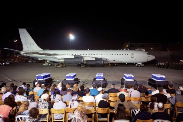 Die Särge von Itzik Colangi, Amir Menashe, Maor Harush, Elior Preis und Kochava Shriki, die bei einem Anschlag in Bulgarien getötet wurden, während einer Zeremonie am Ben Gurion International Airport nahe Tel Aviv am 20. Juli 2012