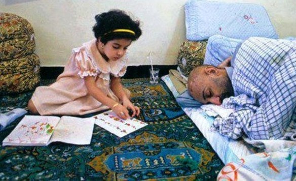 Der Kriegsinvalid Nâser Soltâni Fard aus Ahvâz, Provinz Chuzestân, im Alter von 16 Jahren freiwillig an der Kriegsfront für 55 Monate und 26 Tage gedient. Im Kriegseinsatz Karabalâ 4 am Kopf und durch chemische Waffen verletzt. Das ist er heute. Das Bild wurde vor drei Jahren gemacht.