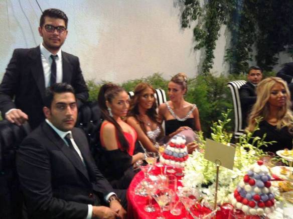 die Gäste der Hochzeit des Abrišamci Sohnes