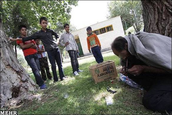 Drogenkonsum vor Kindern in einem Park in Teheran