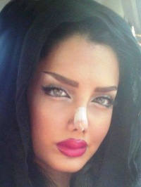 Iranische Angelina_die junge Iranerin, die unbedingt wie Angelina Jolie aussehen will_sie kommt aus Tajriš in Teheran