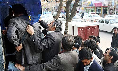 lange Schlange vor einem Geldautomaten