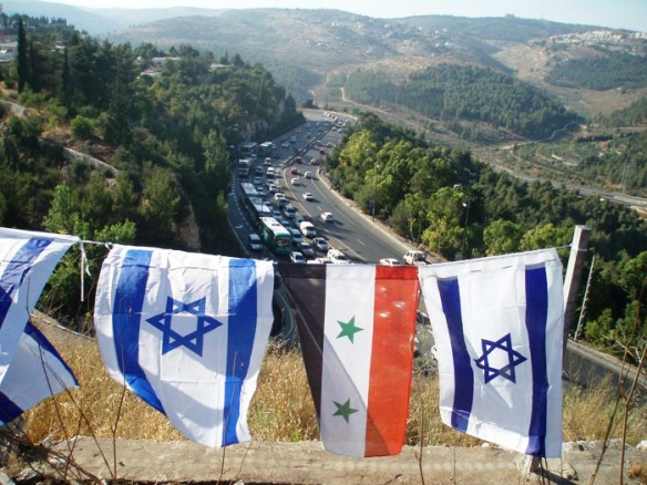 Israel und Syrien Flaggen entlang der Schnellstraße 1 nach Jerusalem