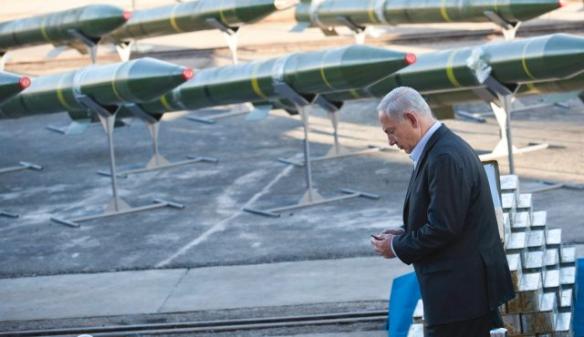 Foto: Tomer Appelbaum  Ministerpräsident Benjamin Netanjahu, hält eine Kugel in den Händen, während er neben beschlagnahmten Raketen auf der Klos C steht.  