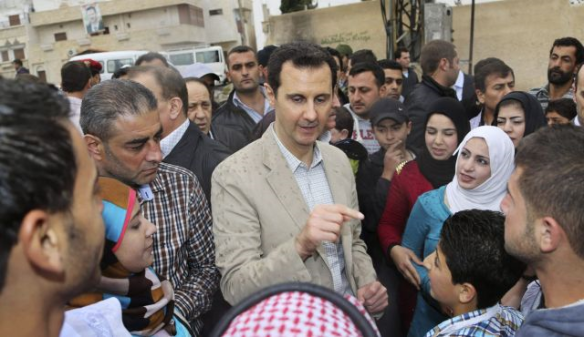 Foto: Reuters Der syrische Präsident Baschar al-Assad im Gespräch mit Menschen, bei seinem Besuch in Ein al- Tinah, im Nordosten von Damaskus  am 20. April 2014.  