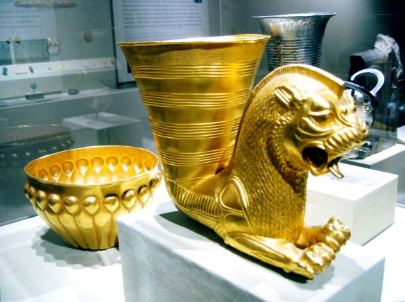 Abb. 10 Goldenes Rhyton aus Achchämenidischer Epoch im iranischen Nationalmuseum Teheran_2