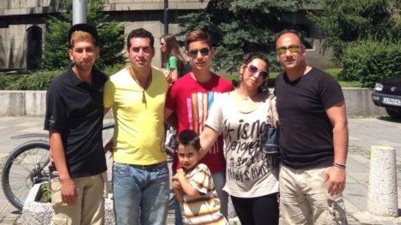 Foto ©Fox News Omid Salehi, (l.), und 5 Familienmitglieder flohen nach Bulgarien, wo sie nun in Frieden ihren Glauben ausleben .