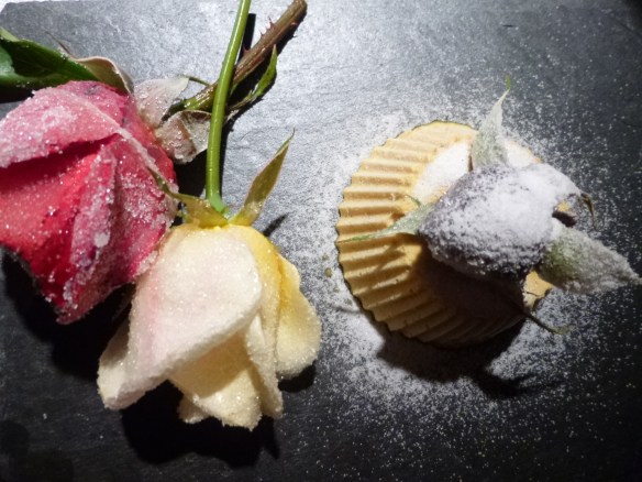 Safran-Pistazien-Parfait an gezuckerten Rosen 1