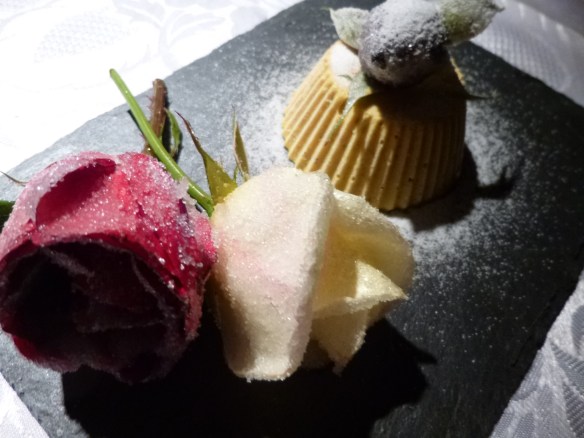 Safran-Pistazien-Parfait an gezuckerten Rosen 2