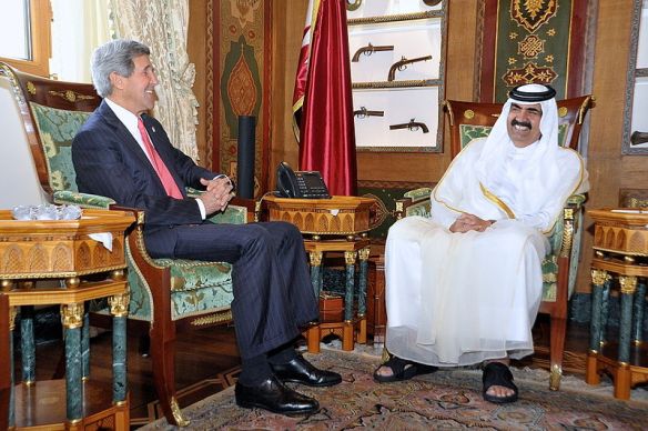 Bildquelle: Wikipedia.org John Kerry und Amir Hamad bin Khalifa al Thani
