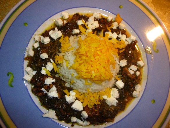 Kalbsragout in grüner Salatblattsauce mit Pflaumen und Walnuss an Basmati-Reis mit Safranhäubchen 1