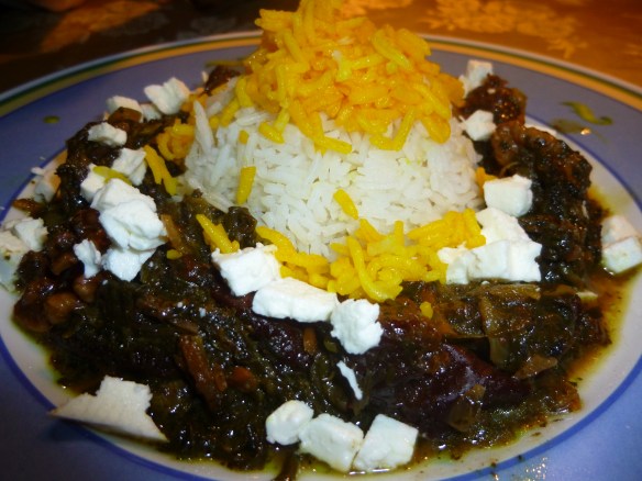 Kalbsragout in grüner Salatblattsauce mit Pflaumen und Walnuss an Basmati-Reis mit Safranhäubchen 2
