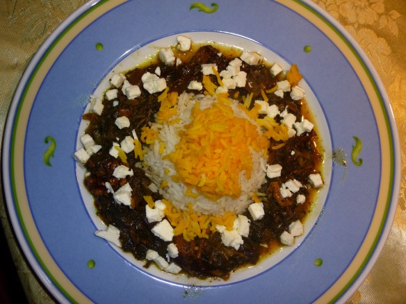 Kalbsragout in grüner Salatblattsauce mit Pflaumen und Walnuss an Basmati-Reis mit Safranhäubchen 3