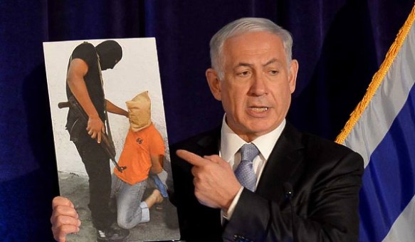 Ministerpräsident Netanjahu hält ein Bild einer Hinrichtung in Gaza, die durch Hamas ausgeführt wurde, um Palästinenser einzuschüchtern_Foto ©Avi Ohayon