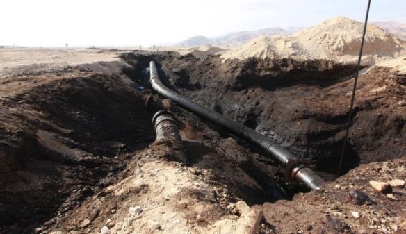 Foto von Eliyahu Hershkovitz Ölpest im Evrona Natur Reservat. Die Eilat-Ashkelon Pipeline Company ist vor kurzem nach einer Ölpest im Süden Israels in den Schlagzeilen gewesen. Sie ist auch an einem lang andauernden Schiedsgerichtsverfahren mit dem Iran über die gekappte Geschäftsbeziehung beteiligt. 