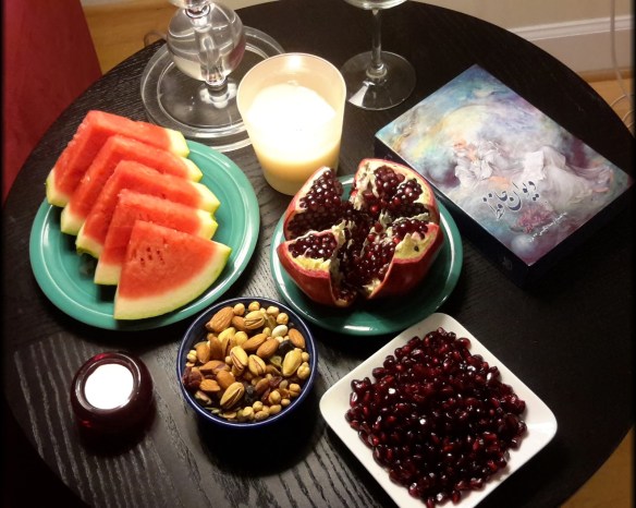 Šabe Yaldâ Tisch:Kerze, Wein, Âjil (Pistazie & Co.), Granatapfel, Wassermelone und vor allem der Diwan des Hâfez.