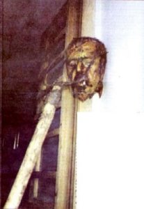 Bildquelle: 4International Der enthauptete Kopf des bosnisch-serbischen Bauern Pero Makic, der von bosnisch-muslimischen / kroatischen Truppen im Nordosten der bosnischen Stadt Brcko am 22. Juni 1992 hingerichtet  wurde.  Sein Kopf wurde auf einer Mistgabel plaziert und eine Zigarette im Mund plaziert. Die Mistgabel wurde durch die  Augen gestochen.  Dieses Foto wurde in den westlichen Staaten zensiert 