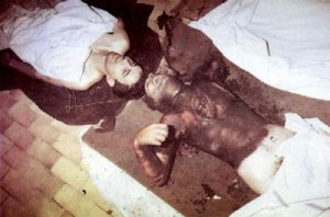 Bildquelle: 4International Die Körper zweier bosnischer Serben in Ostbosnien. Auf der rechten Seite der verkohlte Körper des Zdravo Eric, der getötet und verbrannt wurde. Bevor sie ihn verbrannten entnahm Mitglieder der bosnisch-muslimischen Einheit ihm das Herz.  