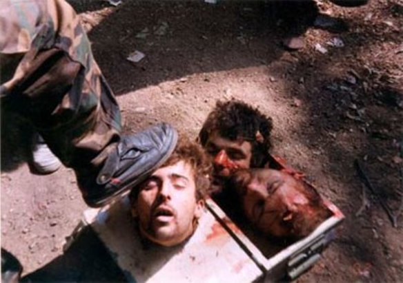 Bildquelle: 4International Mudschaheddin mit abgeschlagenen Köpfen von bosnisch-serbischen Kriegsgefangenen im Jahr 1992 