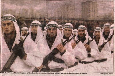 Bildquelle: 4International Alija Izetbegovics 10.000 Mann starke islamistische “El Mujahedin Einheit” bei einer Parade in Zenica, Bosnien mit grünen islamischen Stirnbändern mit der arabischen Aufschift  „Unser Weg ist der Jihad“ 