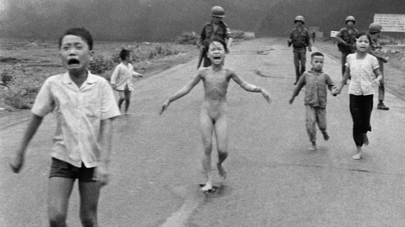 Bildquelle: AP Feuer-Inferno, das am 8. Juni 1972 über dem kleinen vietnamesischen Dorf Trang Bang niederging.Die kleine Phan Thi Kim Phuc (damals 9) rennt nackt die Nationalstraße 1 entlang. Ihre brennenden Kleider hatte sie sich vom Leib gerissen. In ihrem Gesicht: Panik, Schmerz.