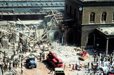 Bildquelle. Wikipedia Zerstörter Hauptbahnhof von Bologna nach dem Bombenanschlag 1980, bei dem 85 Menschen starben