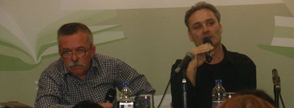 Rechts im Bild Alexander Dorin, links der Coautor des Buches 'Srebrenica - wie es wirklich war', während der Buchmesse in Leipzig im Jahr 2011