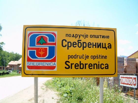 Bildquelle: hstelsrebrenica.com Ortsschild Srebrenica