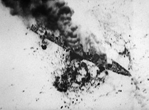 Bildquelle: Wikipedia Iranische Fregatte Sahand, attackiert durch Flugzeuge der US Navy.