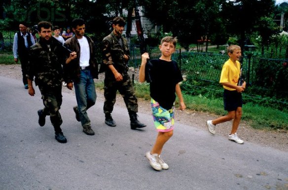  'Tuzla am 17.08.1995: Flüchtlinge aus Srebrenica treffen ein'.