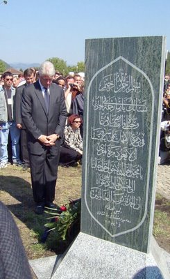 Ex US Präsident Bill Clinton vor einem Monument in Potočari, Bosnien. Was macht der Mann vor einem Monument in arabischer Sprache, welches  gefallenen Al Qaida Mujaheddin in Srebrenica- Potočari gewidmet ist? 