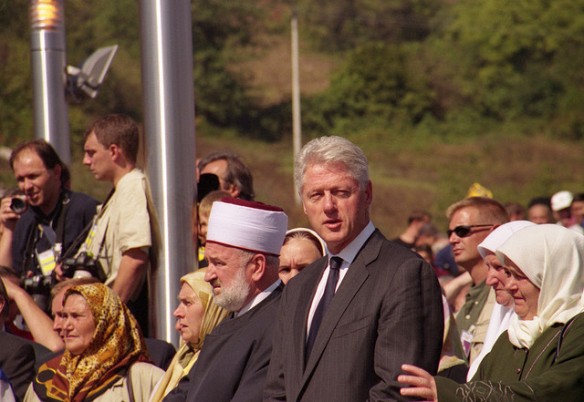 Bill Clinton: rüstete nicht nur heimlich die bosnisch-muslimische Bürgerkriegspartei auf, sondern liess auch Tausende Serben ermorden, verseuchte weite Teile Ex-Jugoslawien mit hochgiftigem abgereichertem Uran, was eine Krebsepidemie auslöste, und gründete das ICMP, welches die Wahrheit über Srebrenica manipuliert. Hier zu sehen während der Gedenkfeier auf dem Soldatenfriedhof in Potočari, der seit Jahren als Massakeropfer-Friedhof präsentiert wird. 