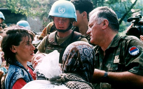 Ratko Mladić zwischen UN-Soldaten und muslimischen Flüchtlingen