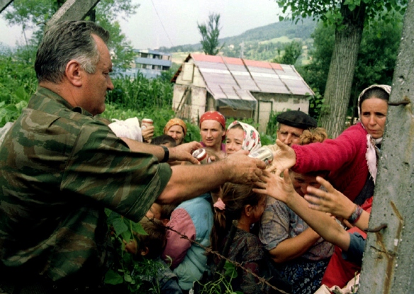 General Ratko Mladić verteilt in Srebrenica Lebensmittel an muslimische Zivilisten 