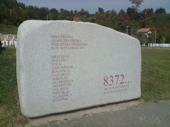 Eingravierte Propagandazahl: der Gedenkstein in Potočari