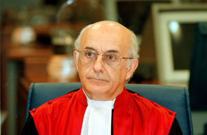 Bildquelle: vebidoo.com Richter beim ICTY Antonio Cassese