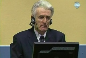 Bildquelle: globalvoicesonline.org Radovan Karadžić am ICTY
