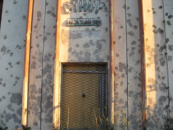Eingang des Lagerhauses in Kravica: es wurde von draussen auf den Eingang gefeuert, um den Gefangenenaufstand einzudämmen, im Inneren gab es keine Exekutionen